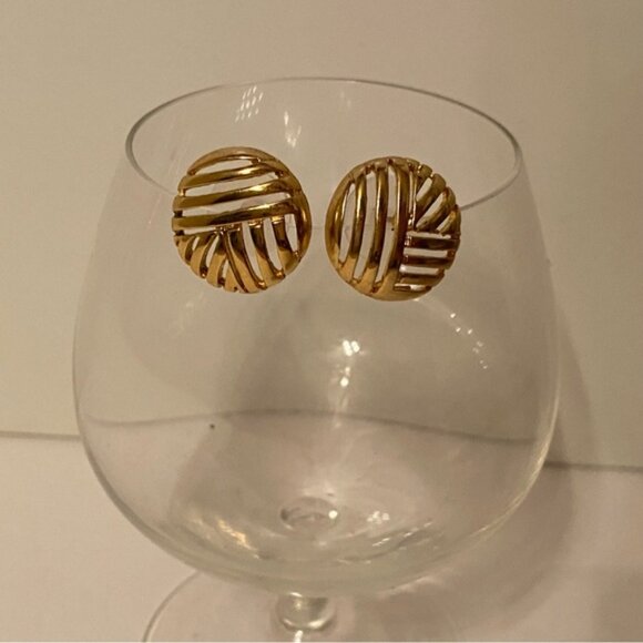 TAT EARRINGS VINTAGE GOLD TONE OPEN WORK ROUND STUD PIERCED CIRCLE SIGNED - Picture 2 of 8